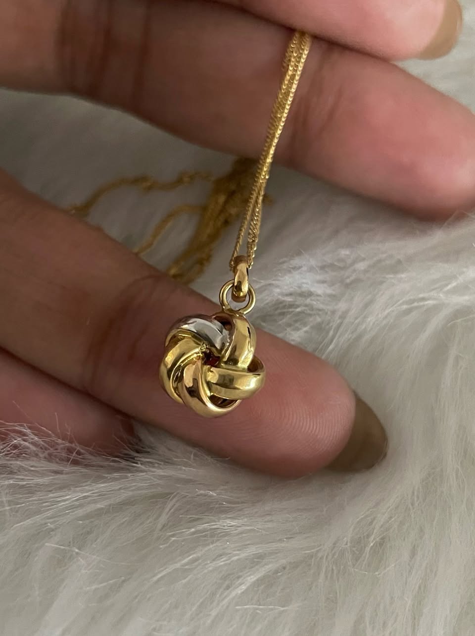 WG003692 18k Saudi Gold Necklace - size 18" 1.81g