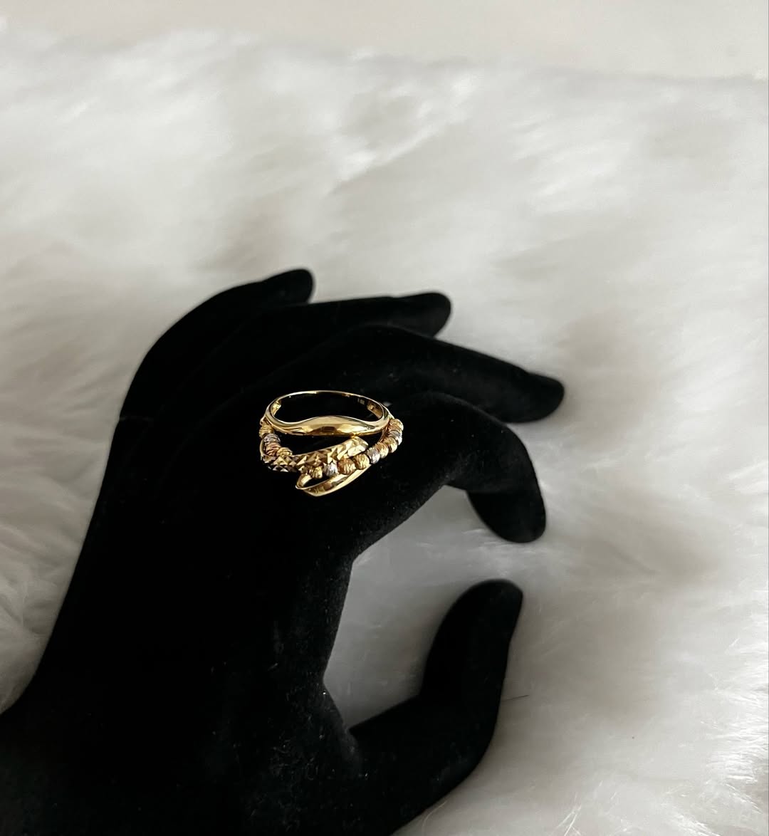 WG003679 18k Saudi Gold Ring - size 7, 3.36g