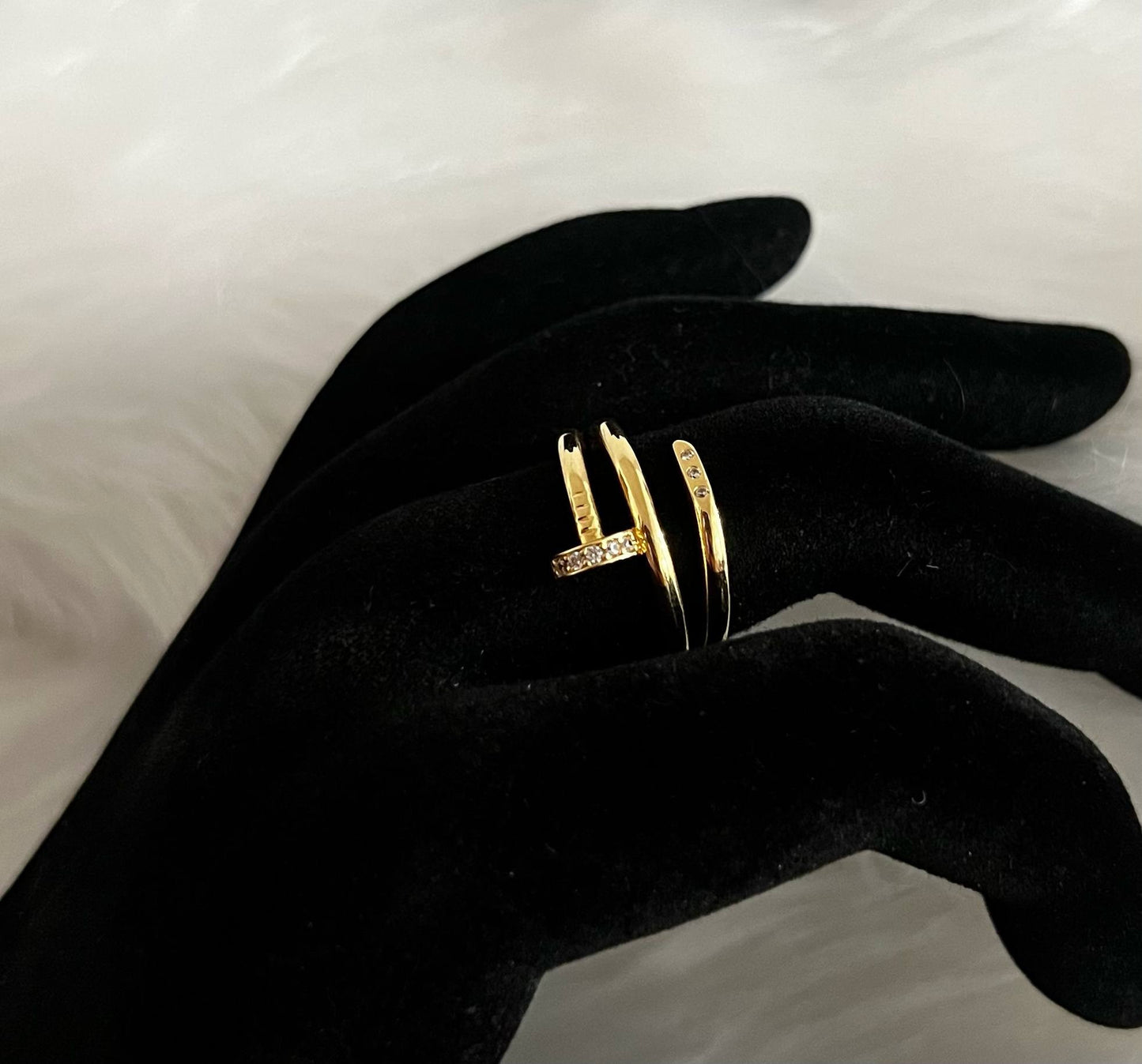 WG003549 18k Saudi Gold Ring - size 7.5 3.54g