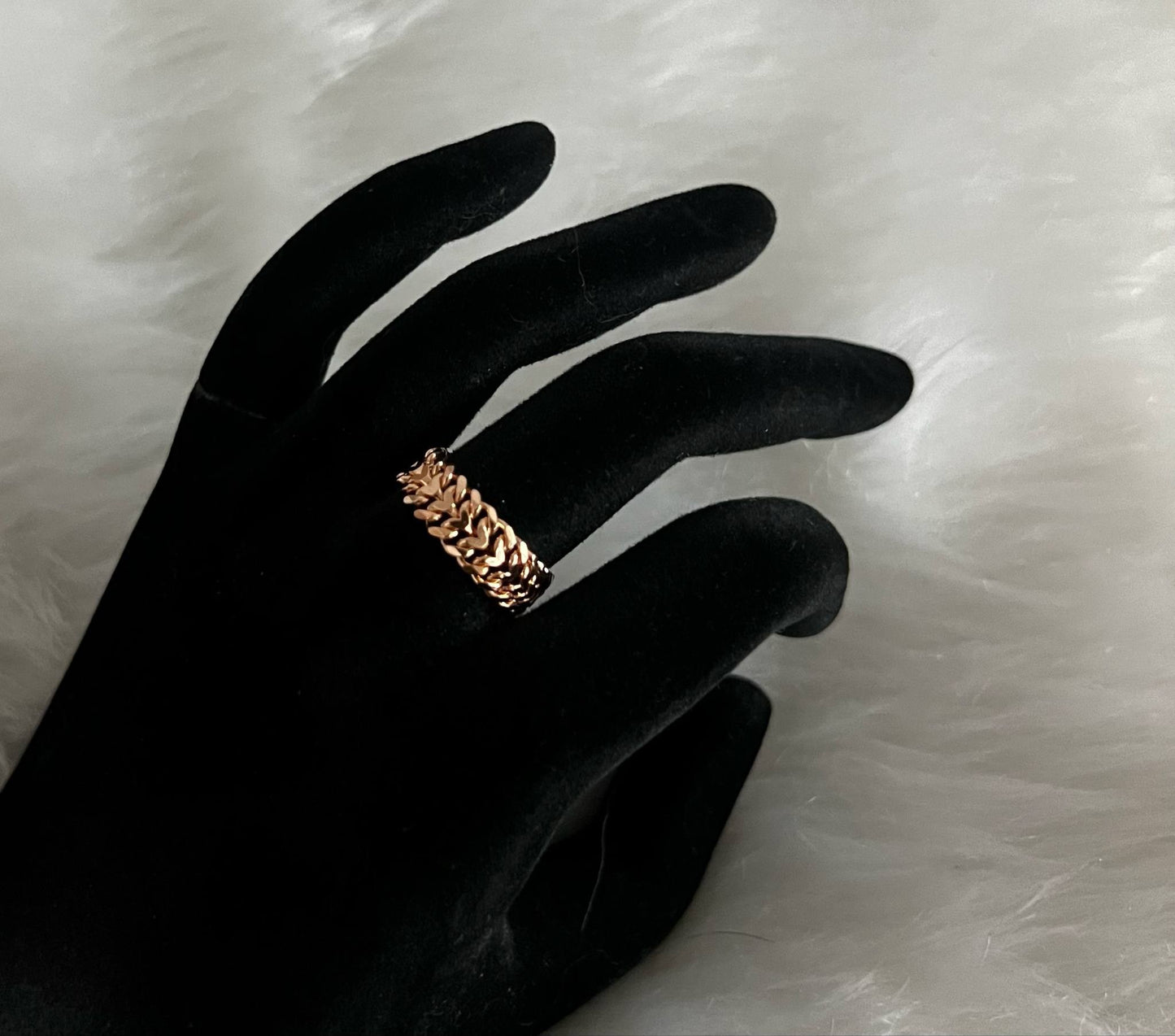 WG003678 18k Saudi Gold Ring - size 9.5 5.05g