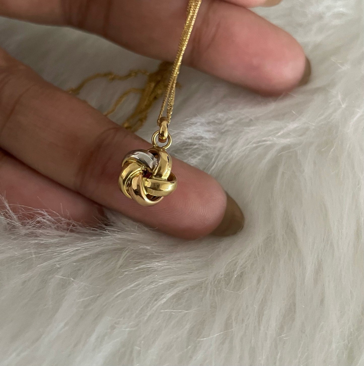 WG003692 18k Saudi Gold Necklace - size 18" 1.81g