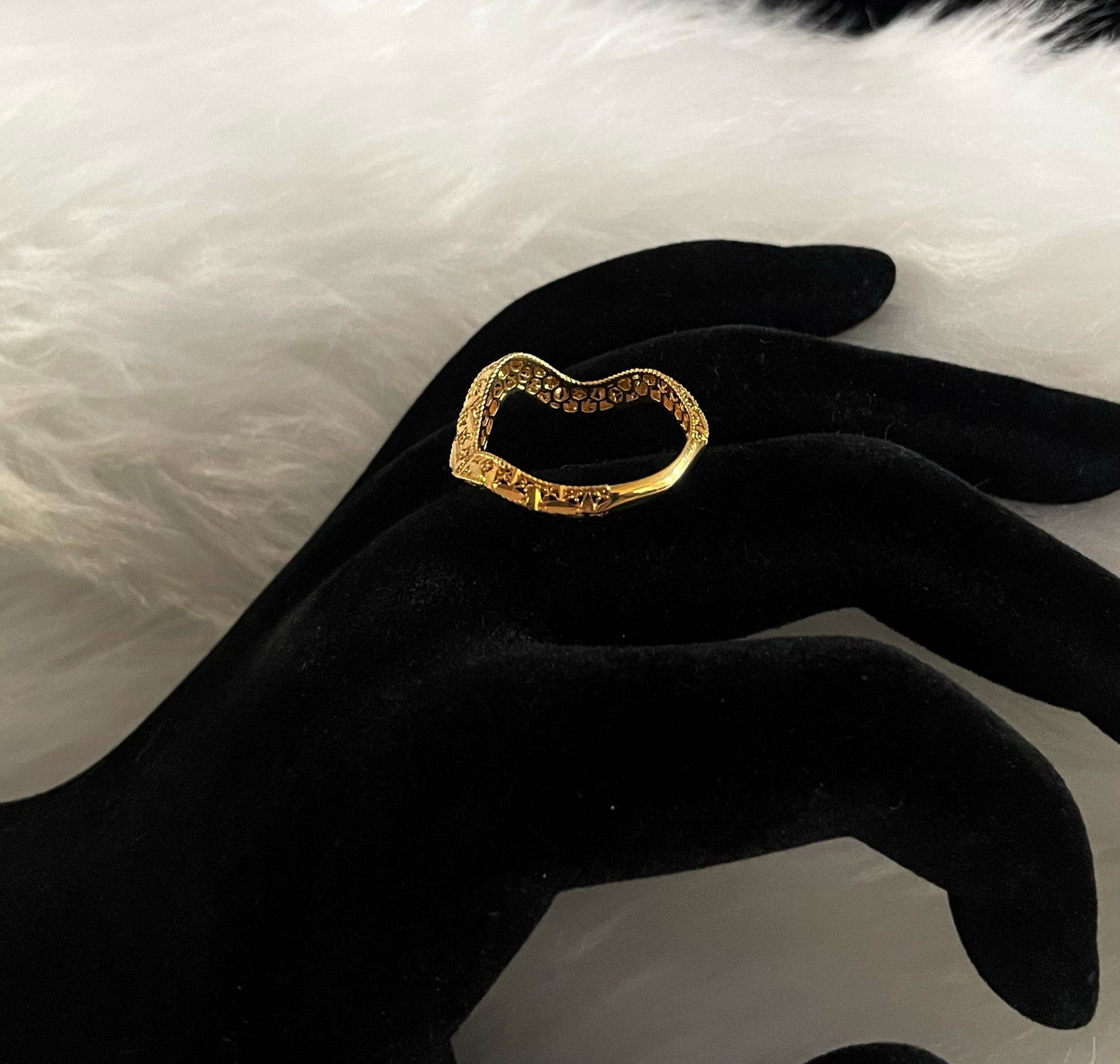 WG003551 18k Saudi Gold Ring - size 8, 1.61g
