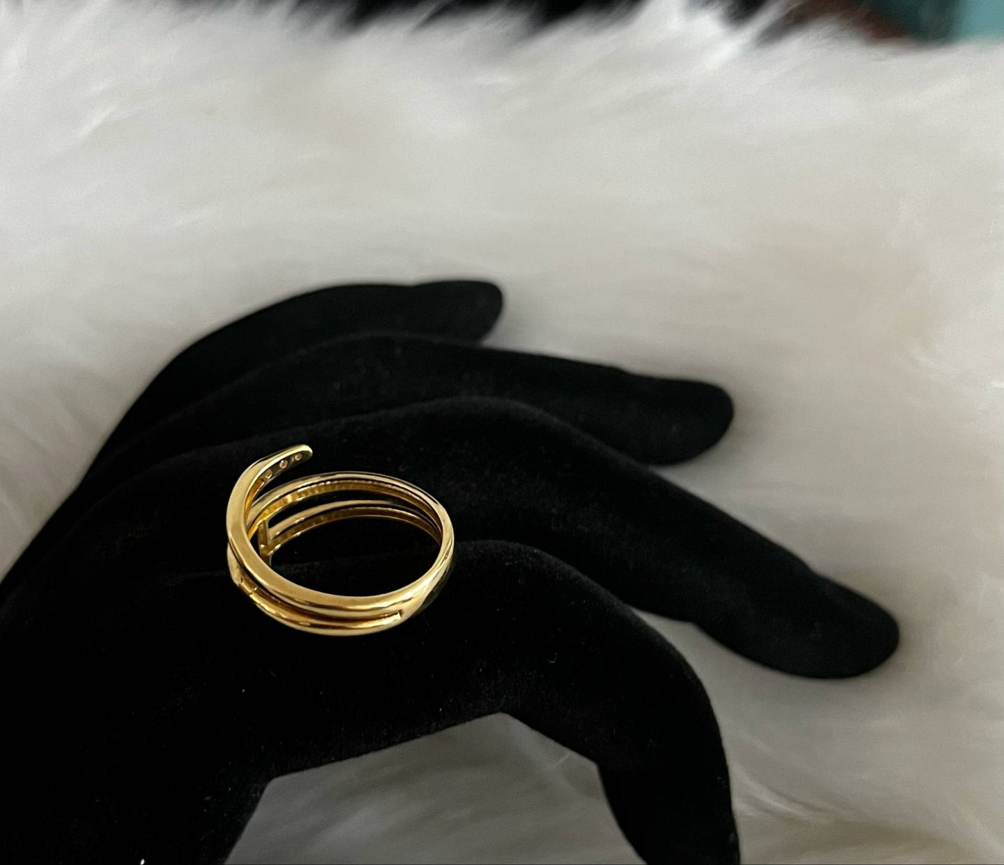 WG003549 18k Saudi Gold Ring - size 7.5 3.54g