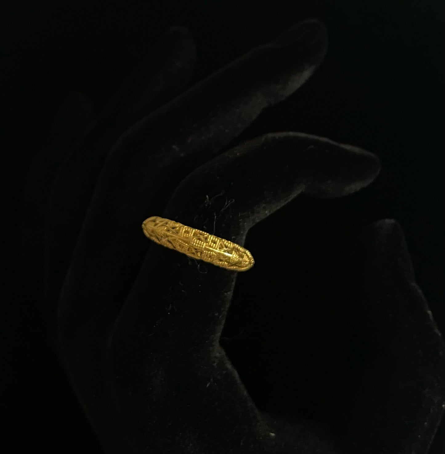 WG003685 18k Saudi Gold Ring size 7, 1.96g