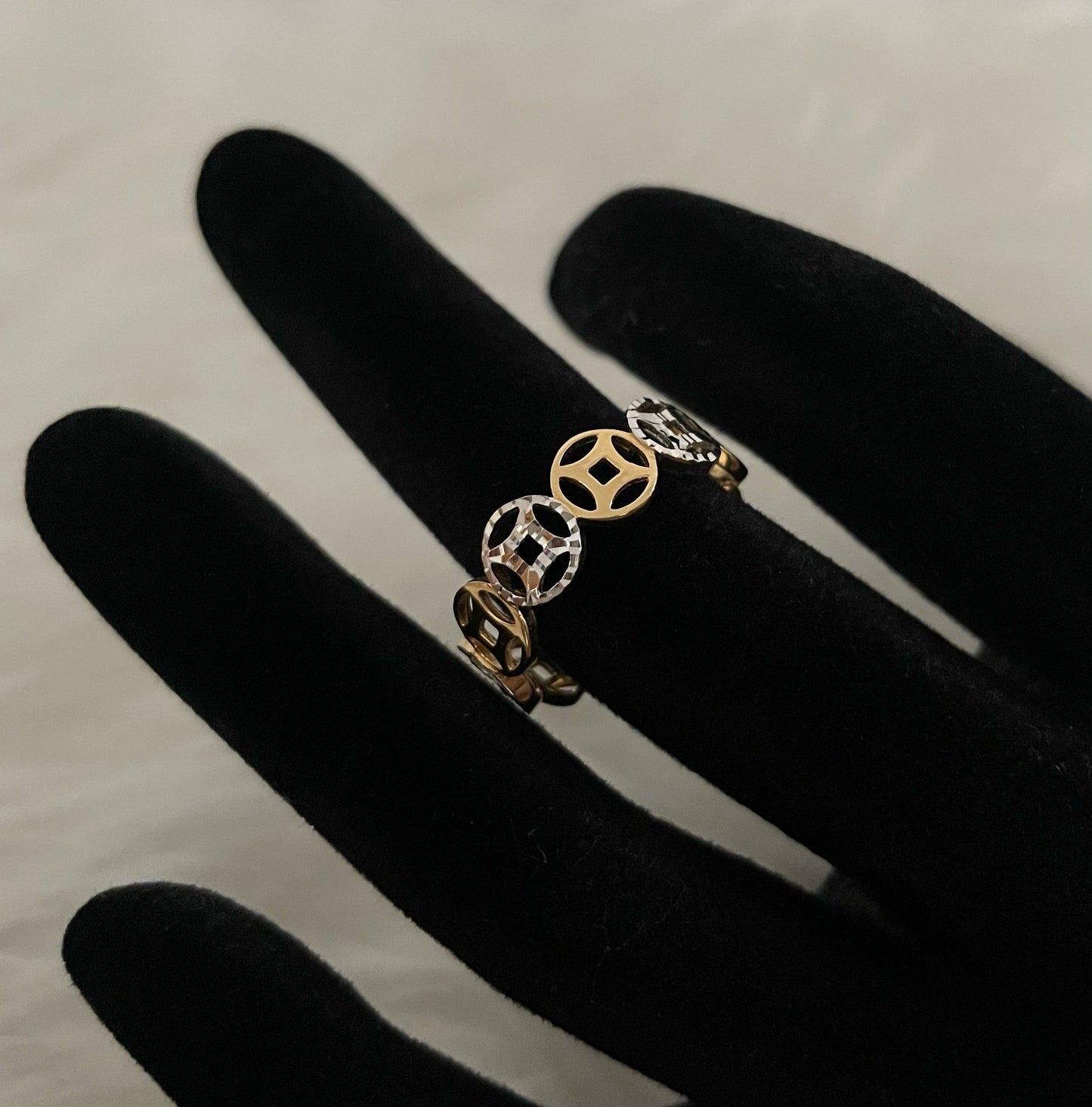 WG003677 18k Saudi Gold Ring - size 8, 2.66g