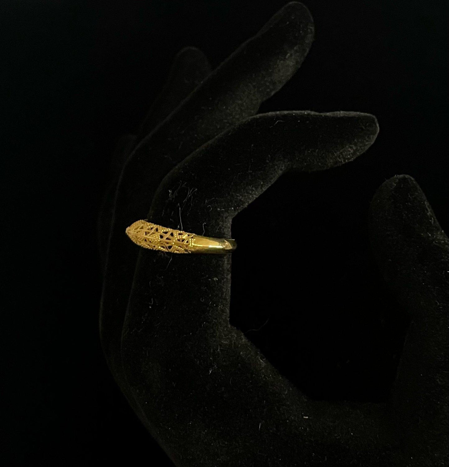 WG003685 18k Saudi Gold Ring size 7, 1.96g