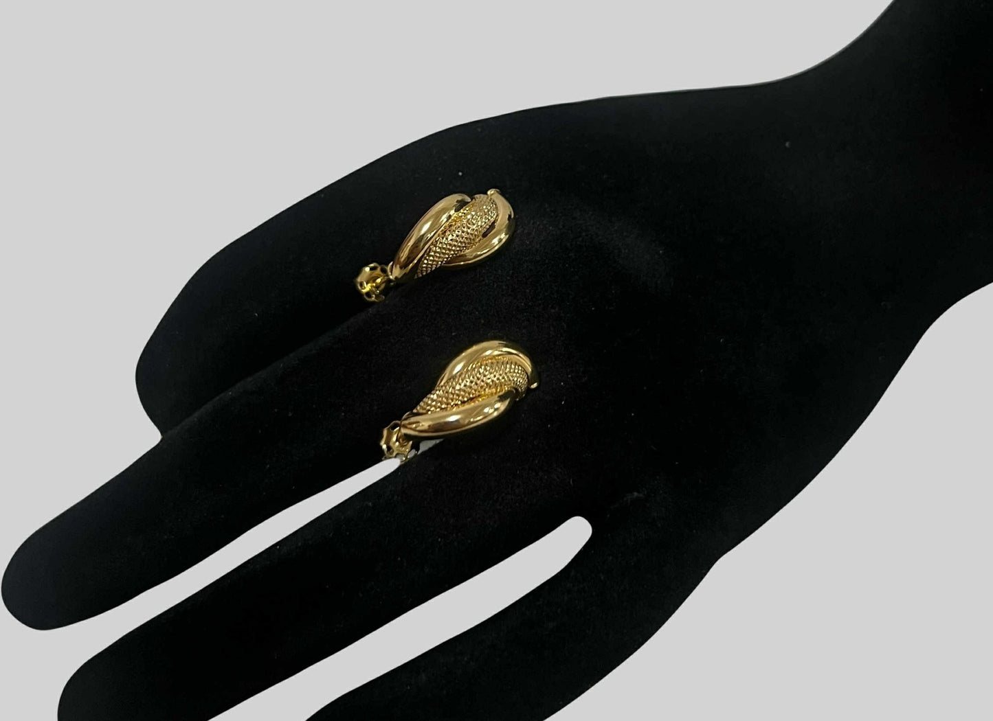 CM00057 E 18k Saudi Gold Earrings 1.75g