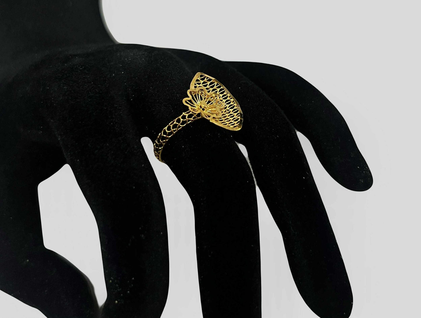CM00084 R 18k Saudi Gold Ring s. 8 1.15g
