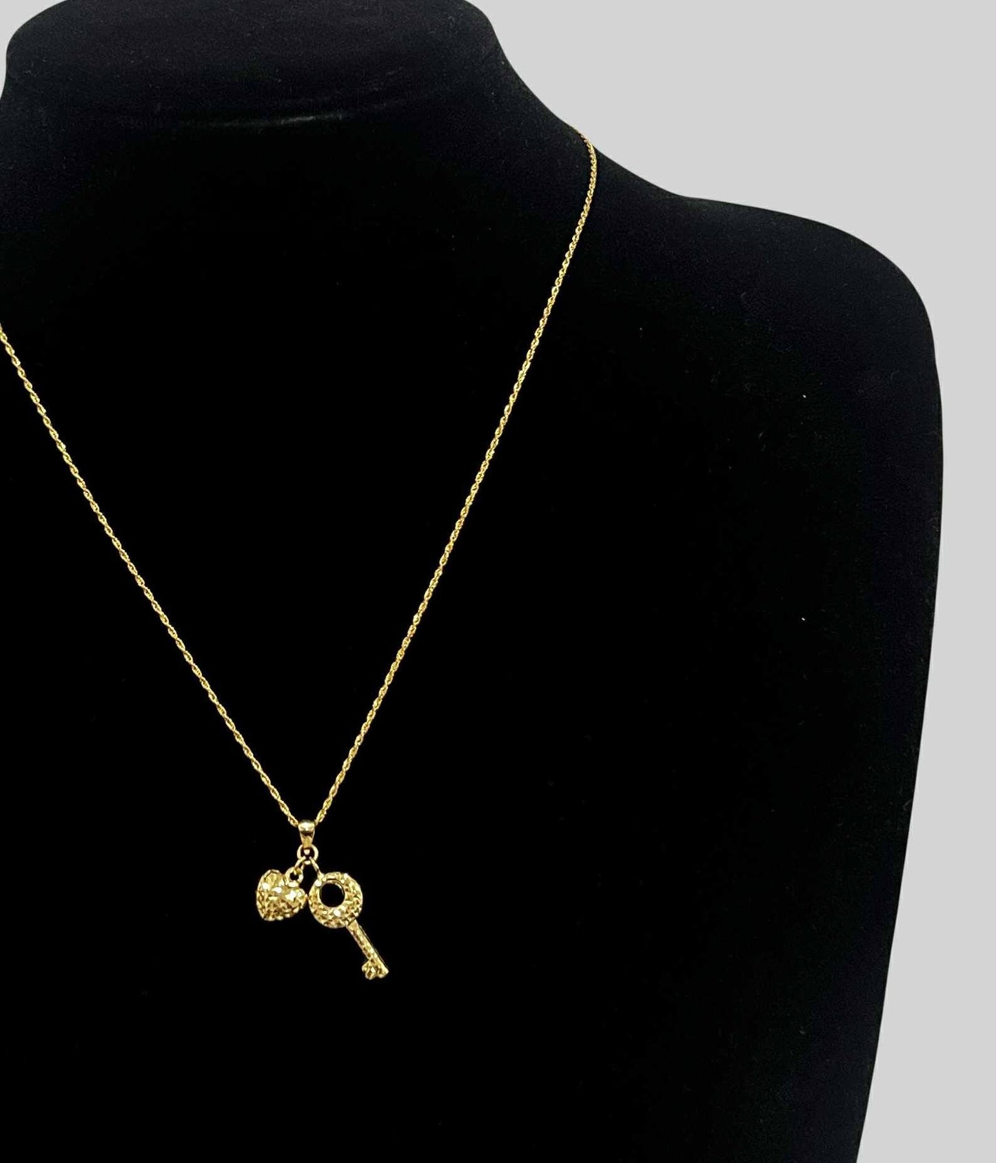 WG003619 N 18k Saudi Gold Necklace 17.5" 1.43g