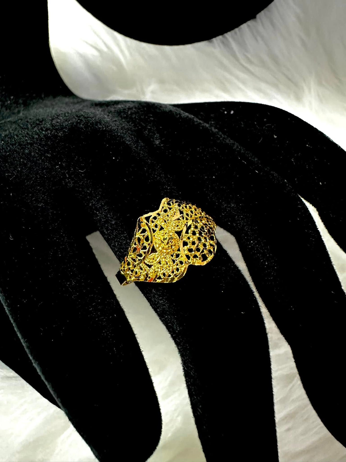 WG02352 R,18k Saudi Gold Ring β 1.36 grams
