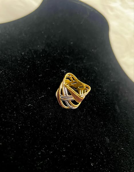 WG03252 21k Saudi Gold Ring β 4.74 grams