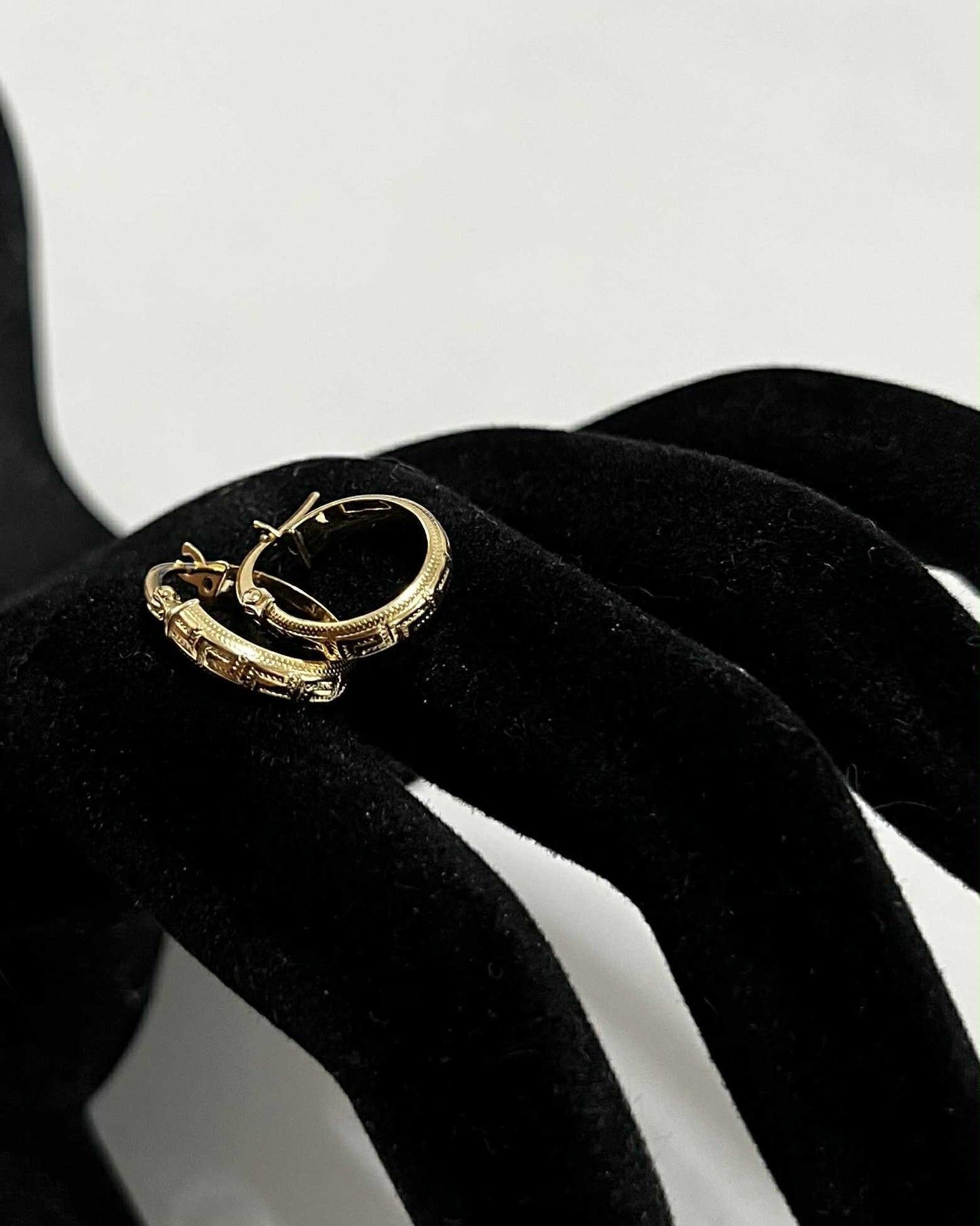 WG03585 E 18k Saudi Gold Earrings .97g