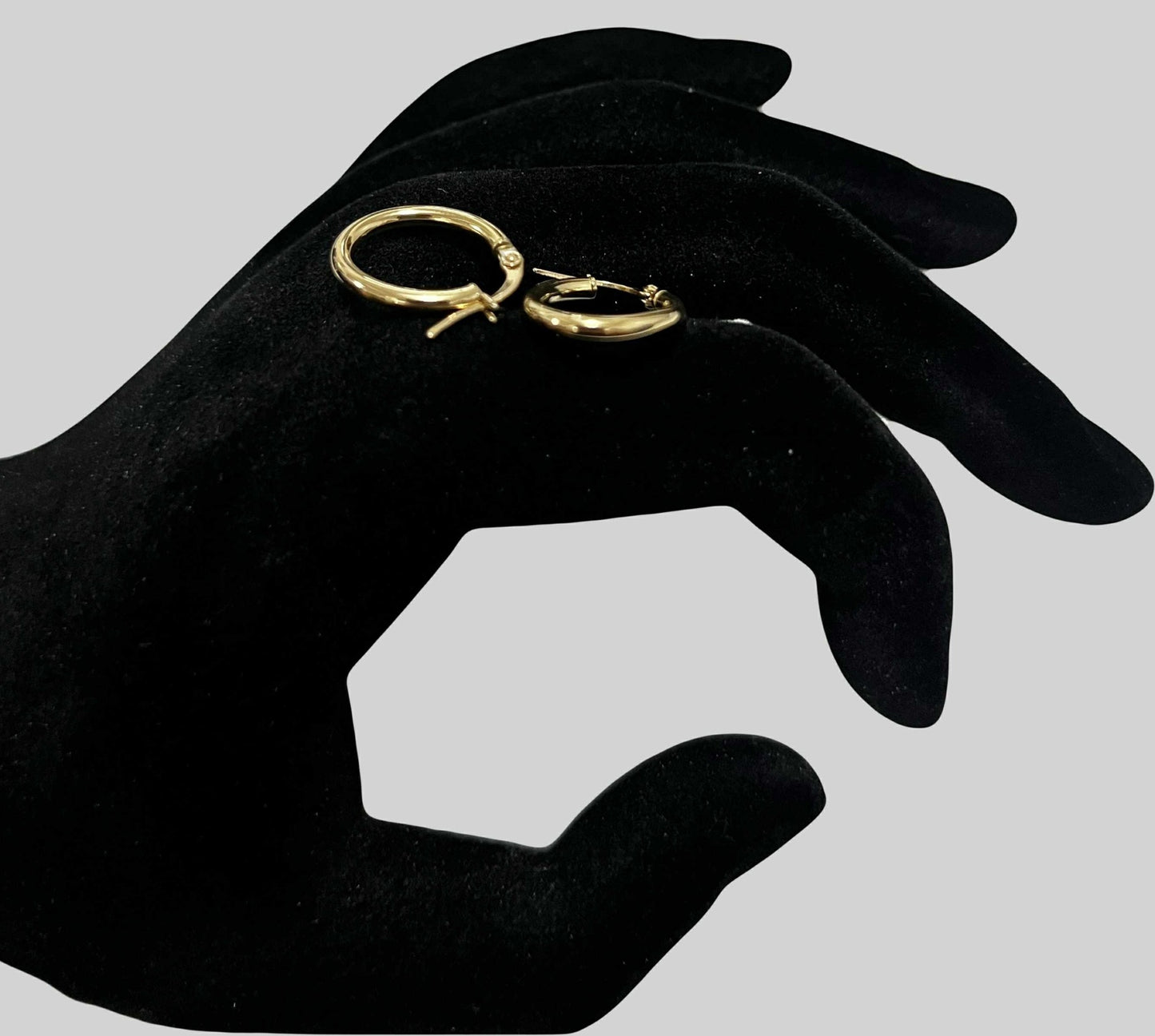 WG03593 E 18k Saudi Gold Earrings .95g