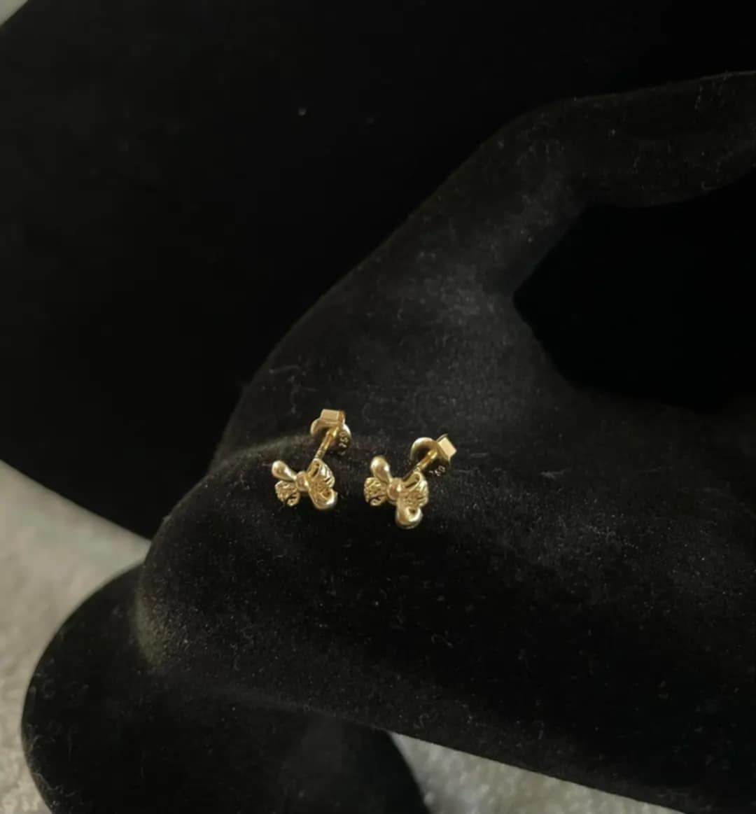 18k Saudi Gold Earrings – 1.03 grams