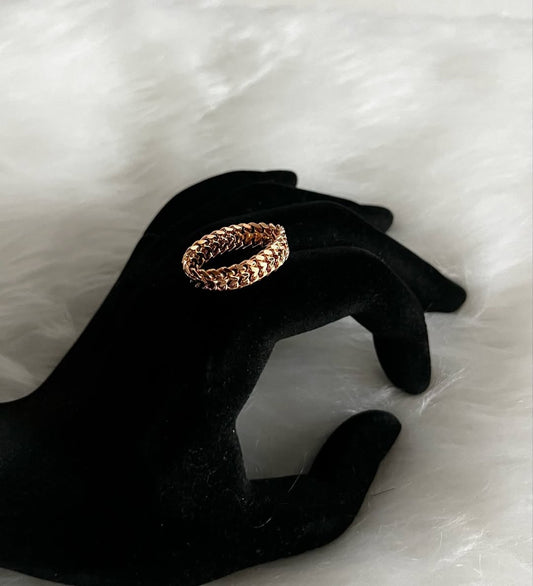 WG003678 18k Saudi Gold Ring - size 9.5 5.05g