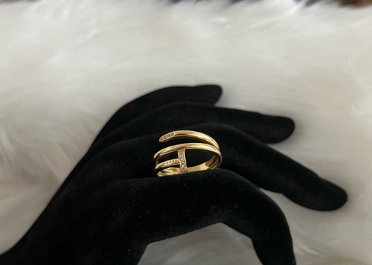 WG003549 18k Saudi Gold Ring - size 7.5 3.54g