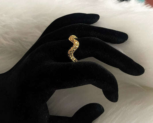 WG003551 18k Saudi Gold Ring - size 8, 1.61g