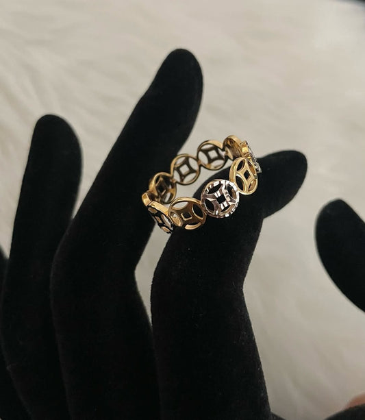 WG003677 18k Saudi Gold Ring - size 8, 2.66g