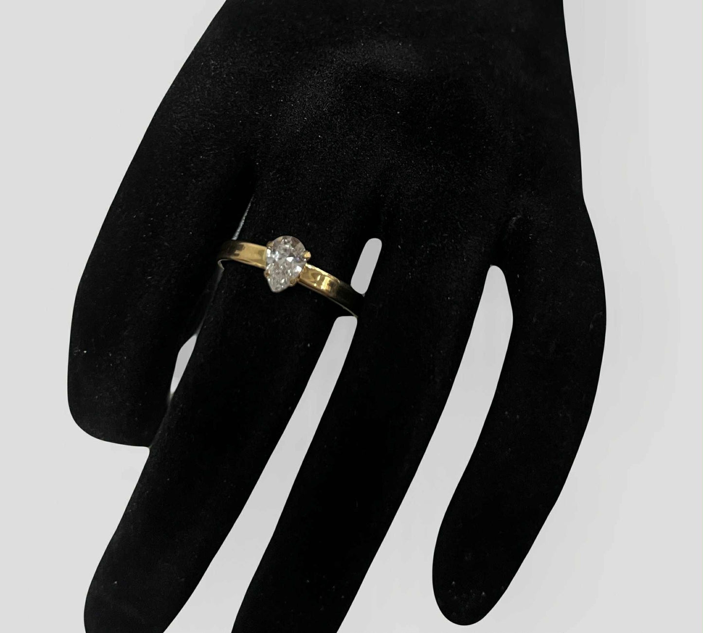 CM00086 R 18k Saudi Gold Ring s. 8 .86g