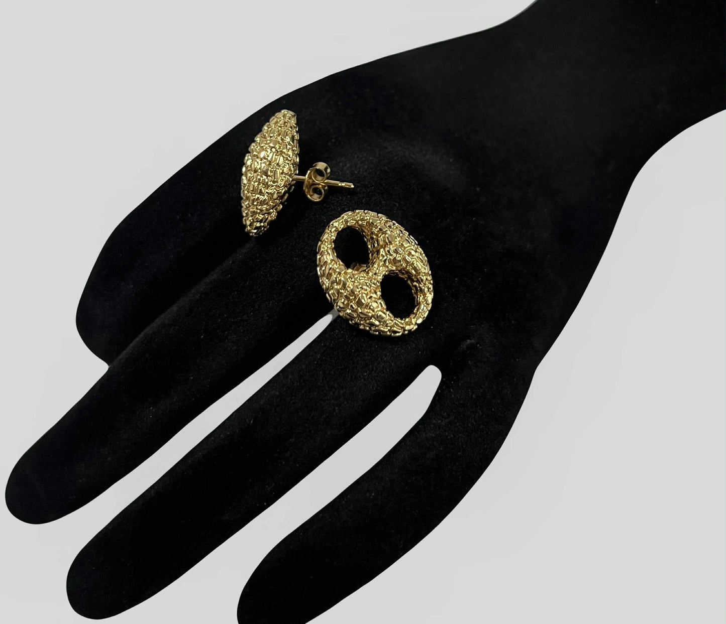 WG003720 E 18k Saudi Gold Earrings 2.91g