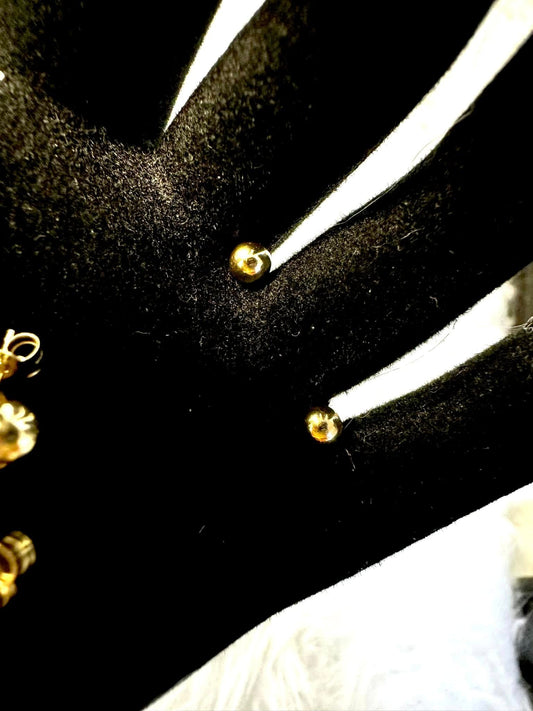 WG02564 E6, 18k Saudi Gold Earrings – 0.9 grams