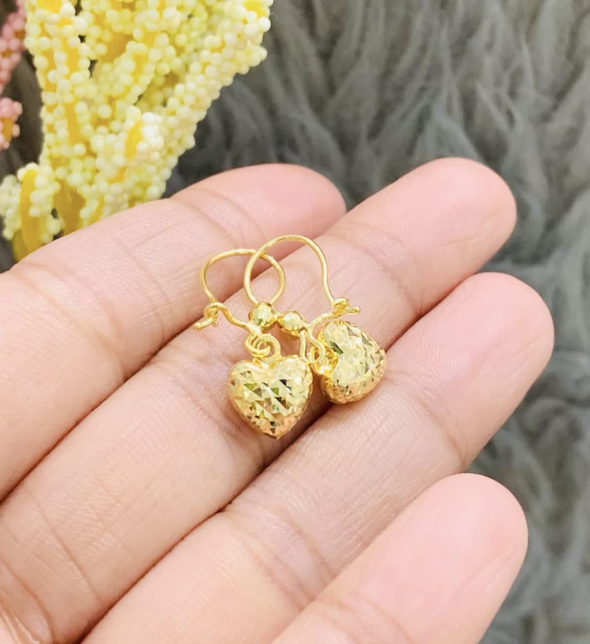 18k Saudi Gold Earrings – 1.12 grams
