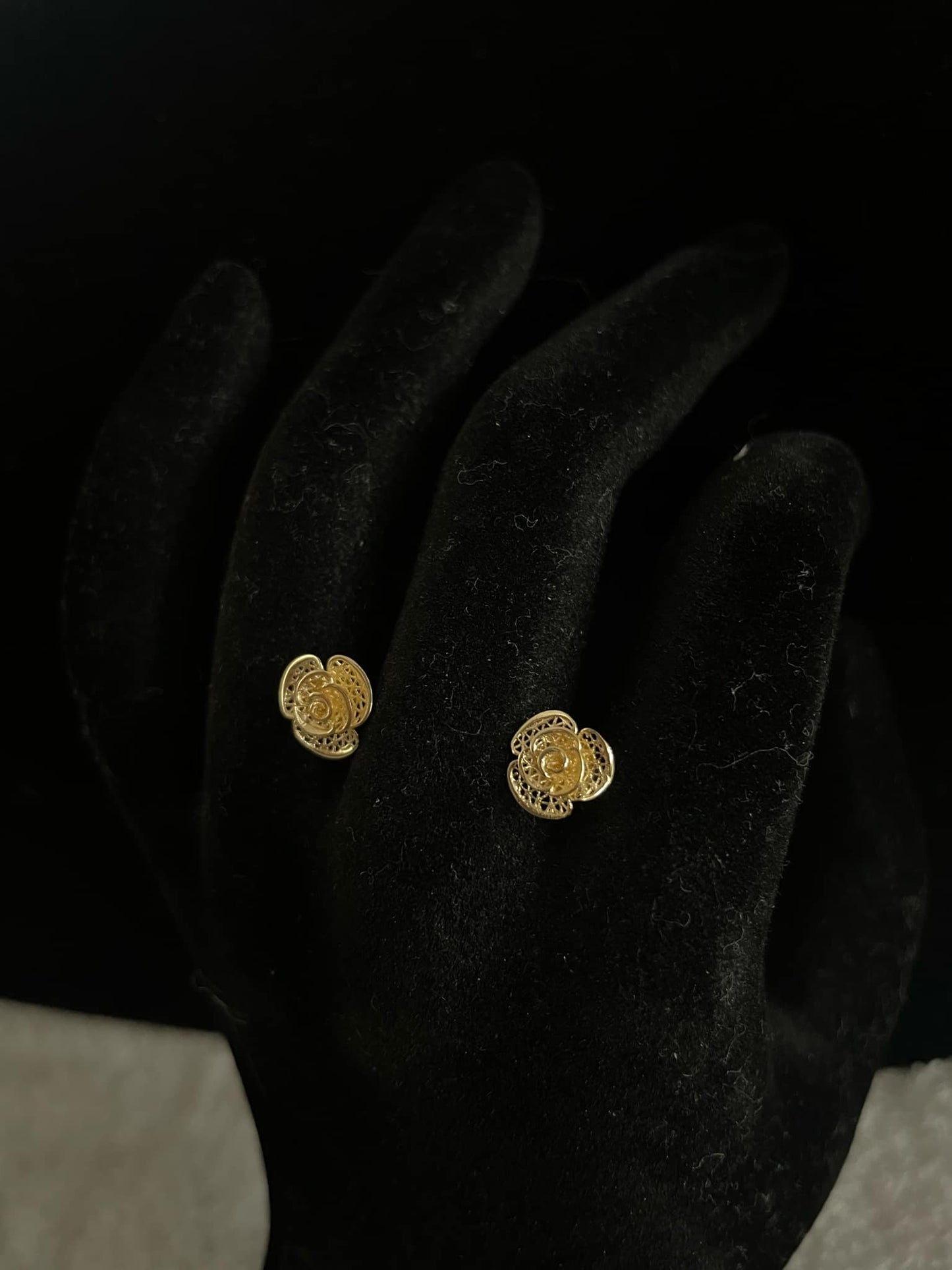 18k Saudi Gold Earrings – 1.06 grams