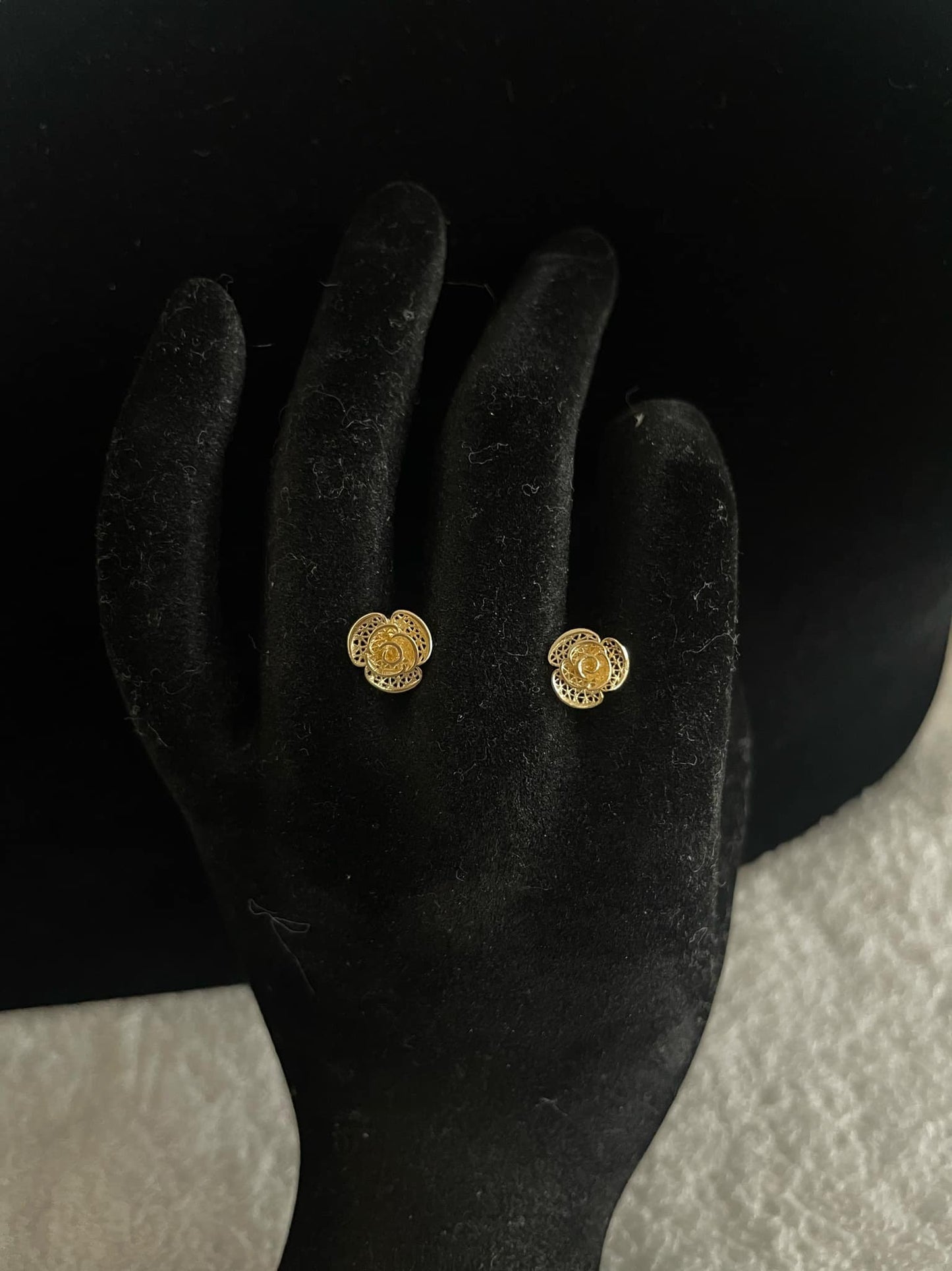18k Saudi Gold Earrings – 1.06 grams